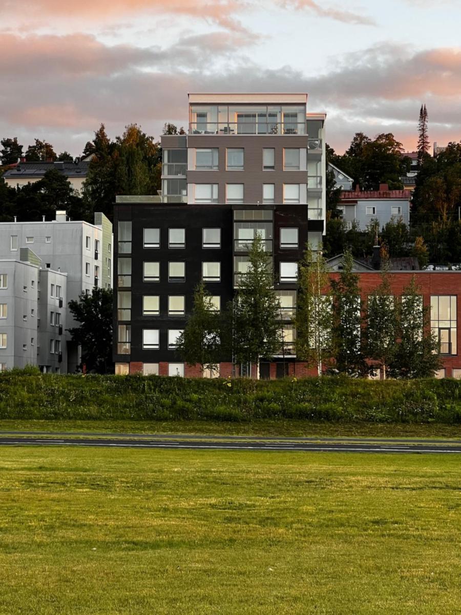 Uusi upea asunto järvinäköalalla ja autohallilla - Housity