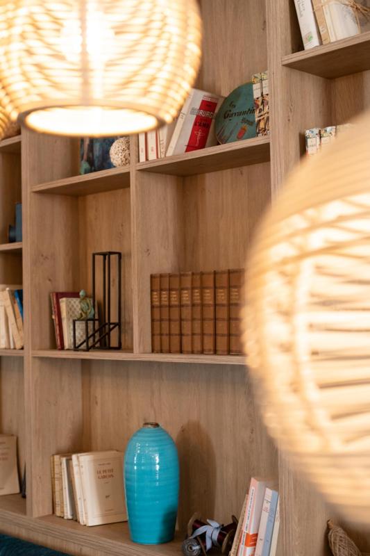 Bibliothèque dans l'hôtel