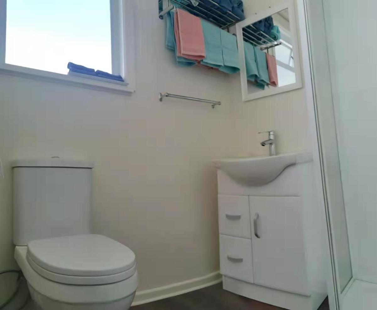 White weather board house - Housity