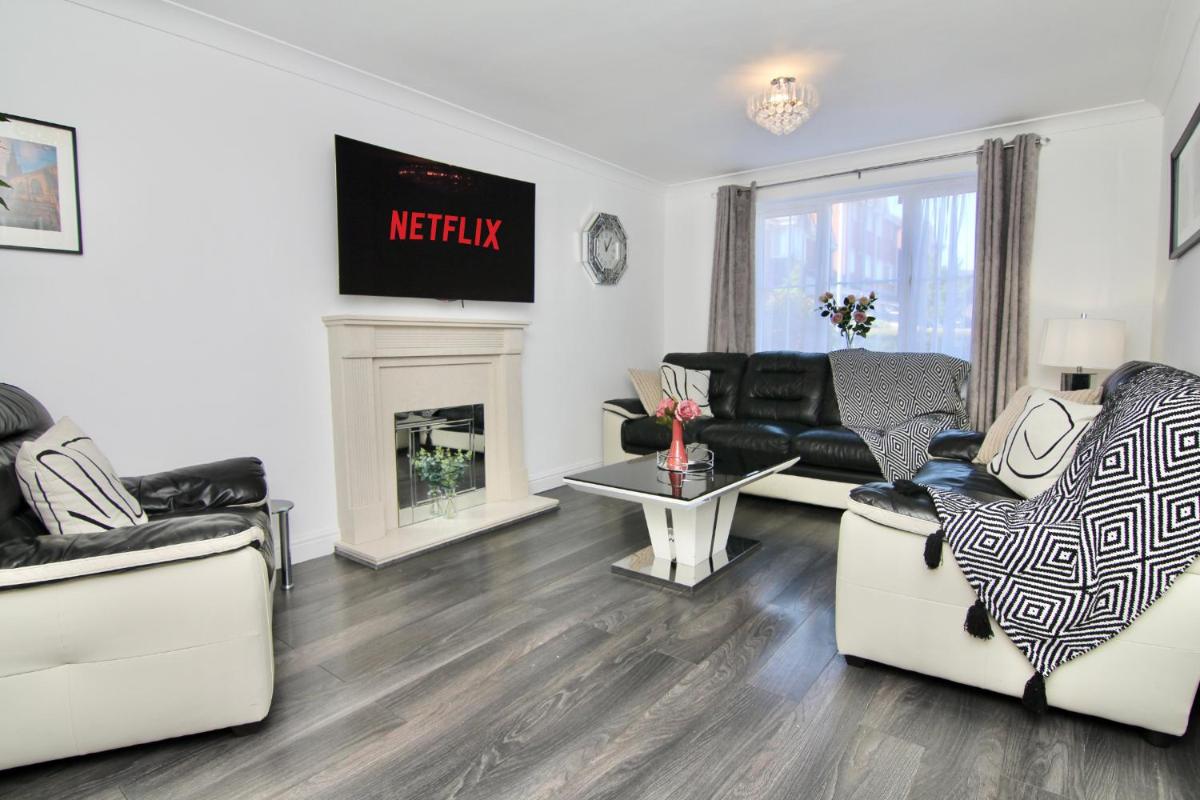 Tranquil 4Bed Retreat - 3 Min to M6, 10 Min to Coventry City Centre - Housity