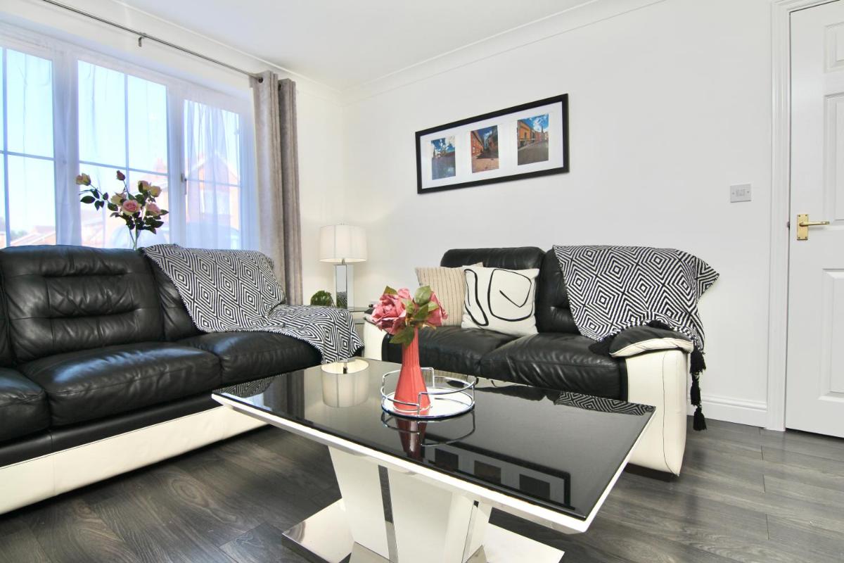 Tranquil 4Bed Retreat - 3 Min to M6, 10 Min to Coventry City Centre - Housity