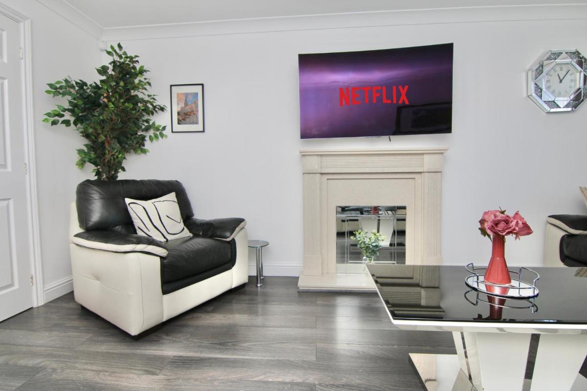 Tranquil 4Bed Retreat - 3 Min to M6, 10 Min to Coventry City Centre - Housity