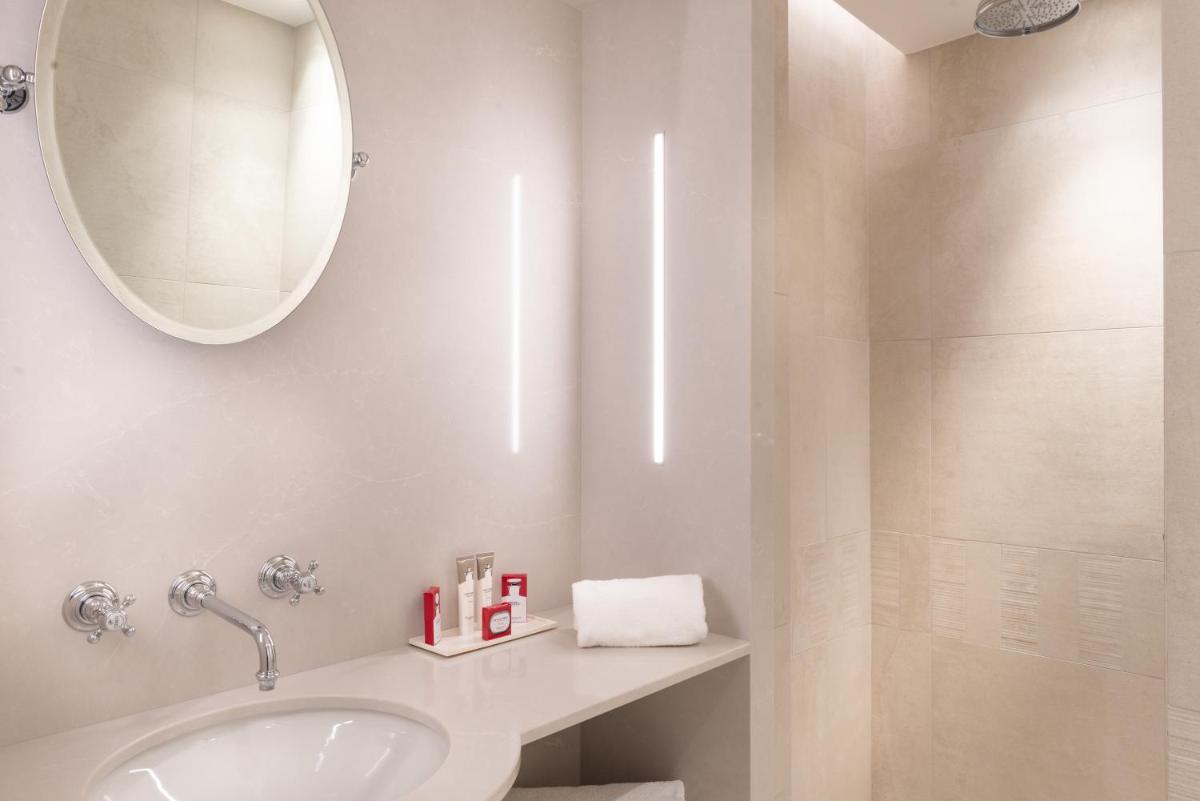 Salle de bains dans l'établissement Hotel de Montesquieu