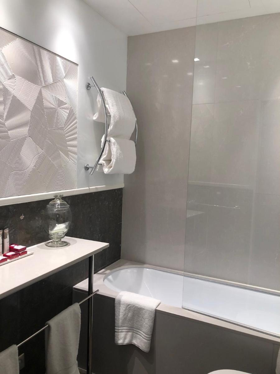 Salle de bains dans l'établissement Hotel de Montesquieu