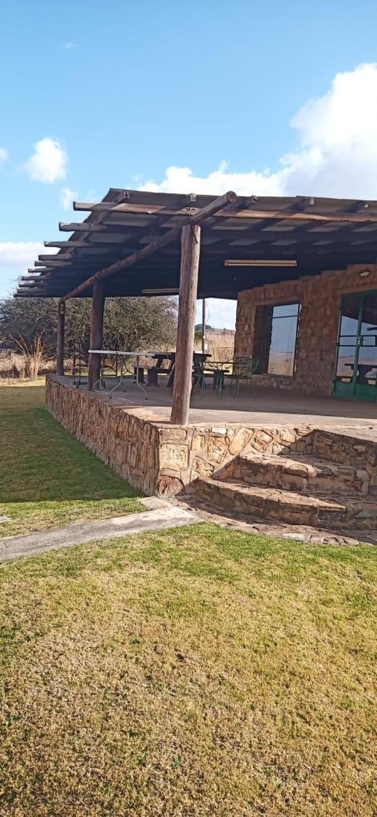 Bottlebrush Stone Cottage - Housity