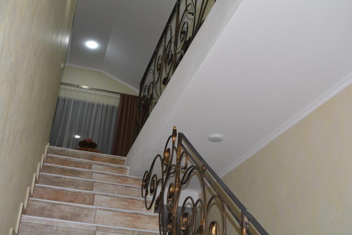 west door - Housity