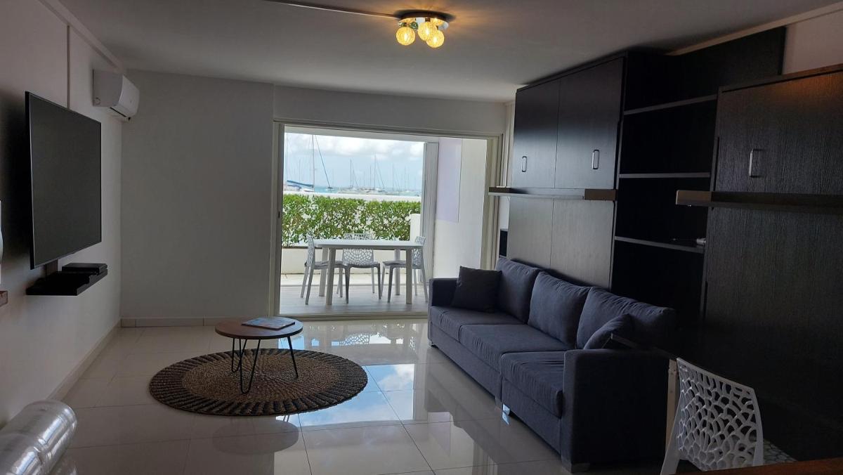 Appartement PIEDS DANS L'EAU VUE MER ACCES PLAGE ET PISCINE - Housity