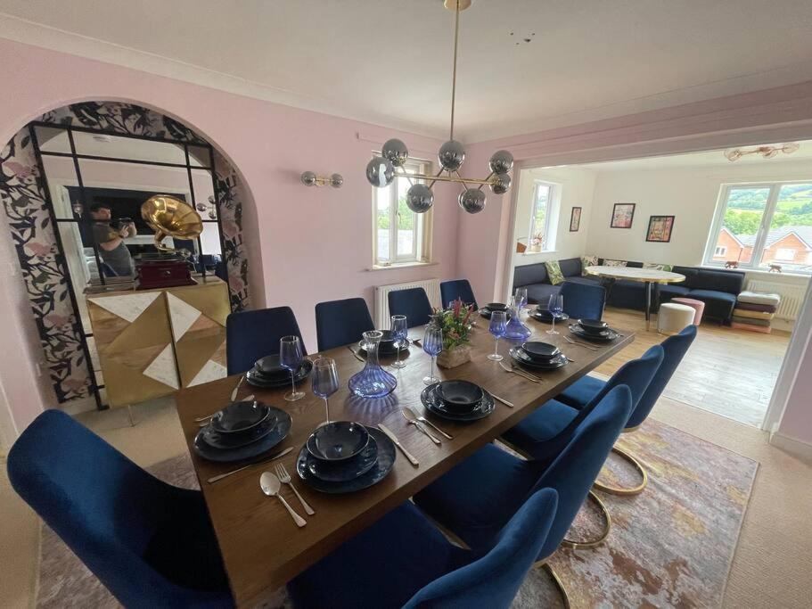 Suitetrails - Luxury 4-5 Bed Home with Games Room and Balcony