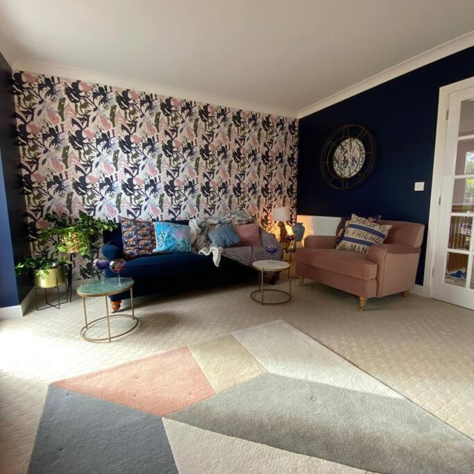 Suitetrails - Luxury 4-5 Bed Home with Games Room and Balcony