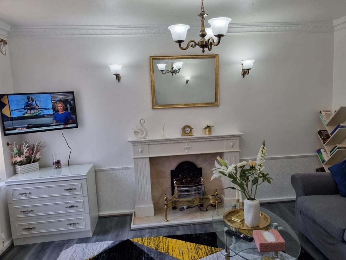 Centrally Located w/ Free Parking & Smart TV - Housity