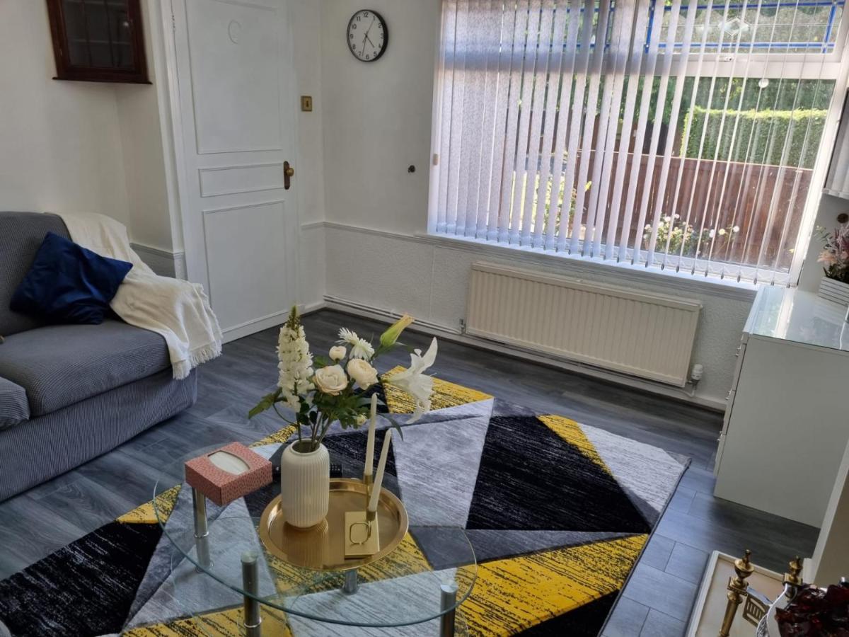 Centrally Located w/ Free Parking & Smart TV - Housity