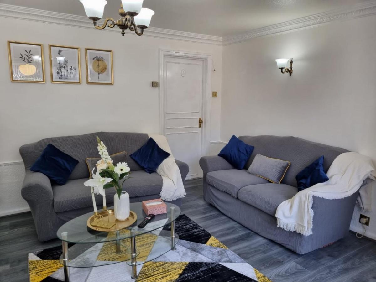 Centrally Located w/ Free Parking & Smart TV - Housity