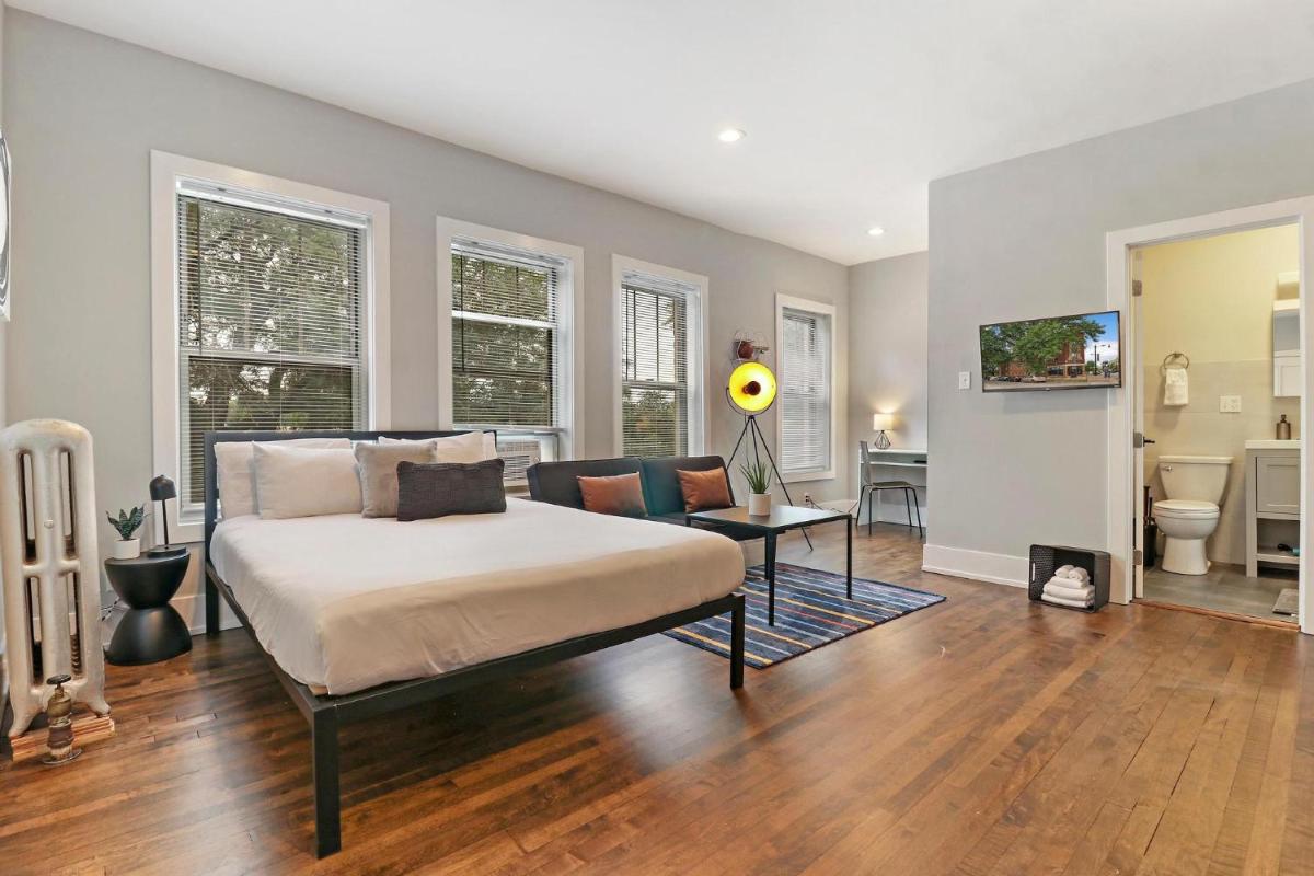 Modern Minimalist Studio Apt in Portage Park - Pensacola 3W - Housity