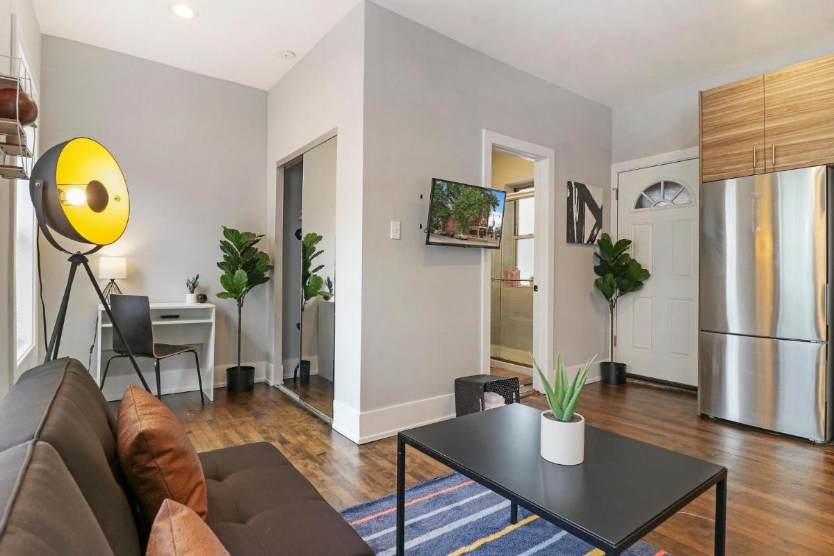 Modern Minimalist Studio Apt in Portage Park - Pensacola 3W - Housity