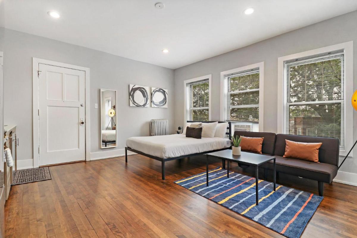 Modern Minimalist Studio Apt in Portage Park - Pensacola 3W - Housity