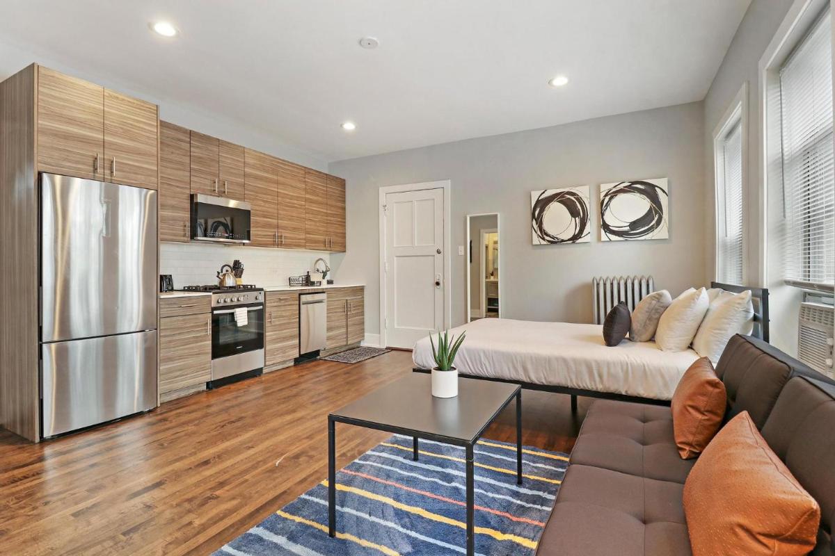 Modern Minimalist Studio Apt in Portage Park - Pensacola 3W - Housity