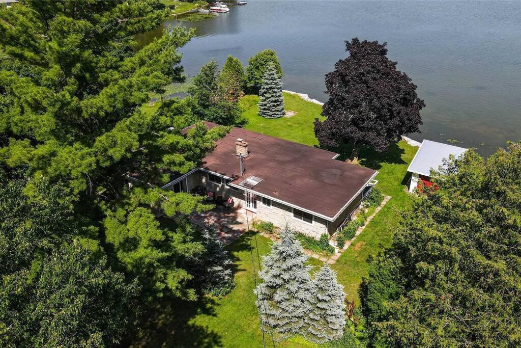 Gorgeous Lakefront 5-Bedroom Cottage 40min to TOR. - Housity