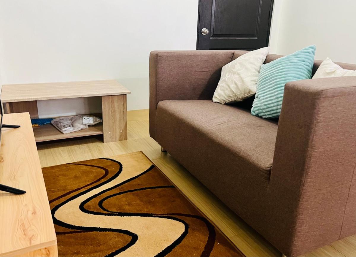 Alex's Place - U403 B11 Mactan Oasis Gardens Condominium No elevator - Housity