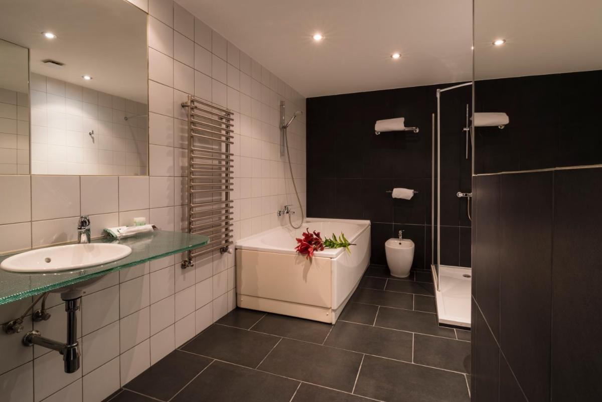 Un baño de Hotel Avenida