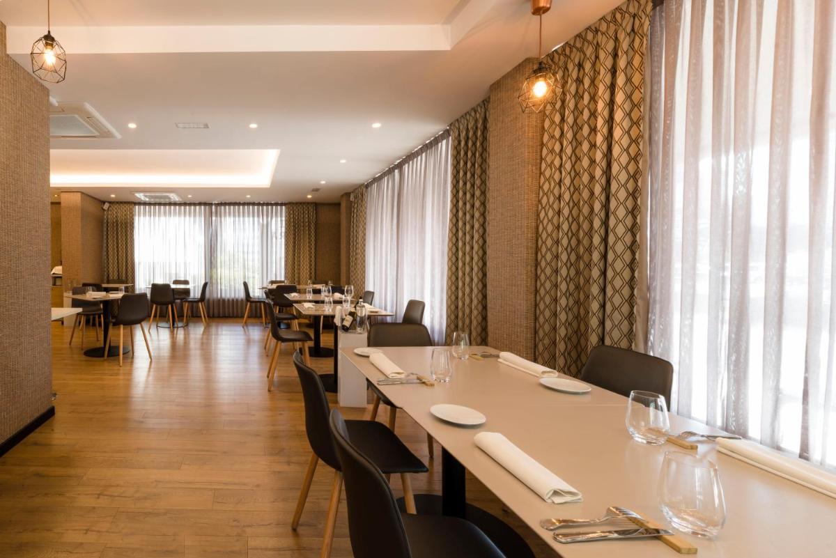 Un restaurante o sitio para comer en Hotel Avenida