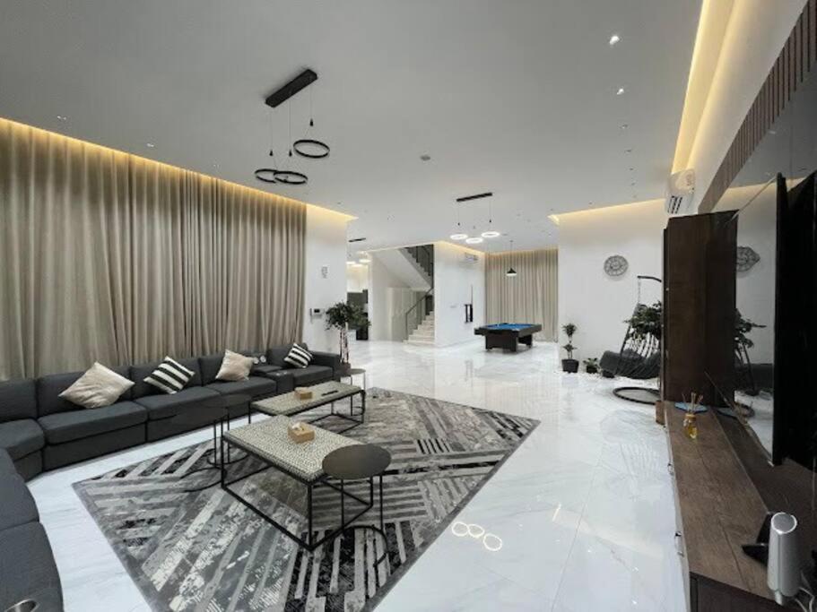 The Corner Villa - Housity