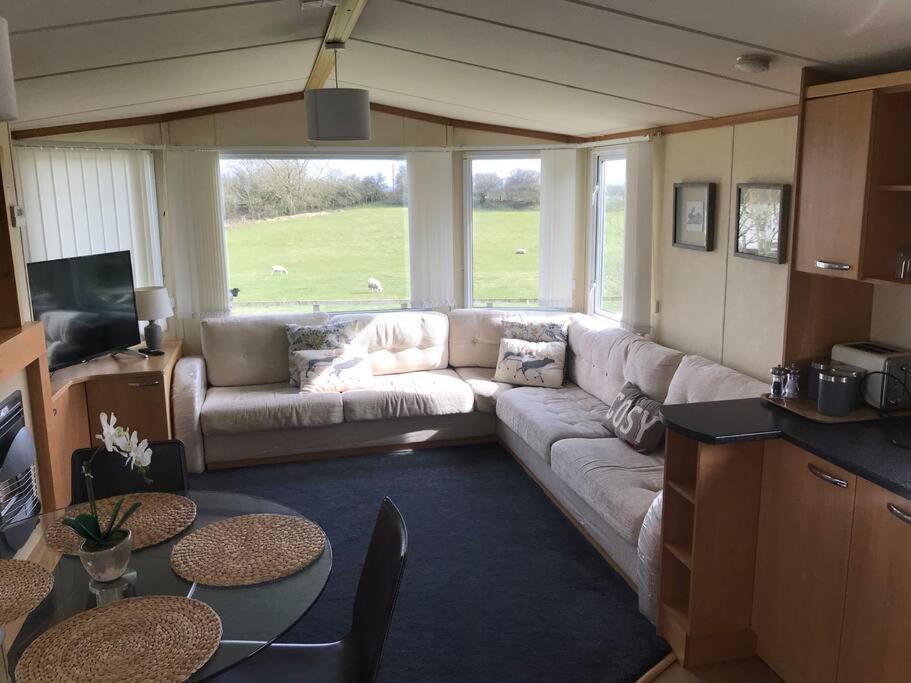 Plum Tree Lodge Set in 2 acres of Private Land - Housity