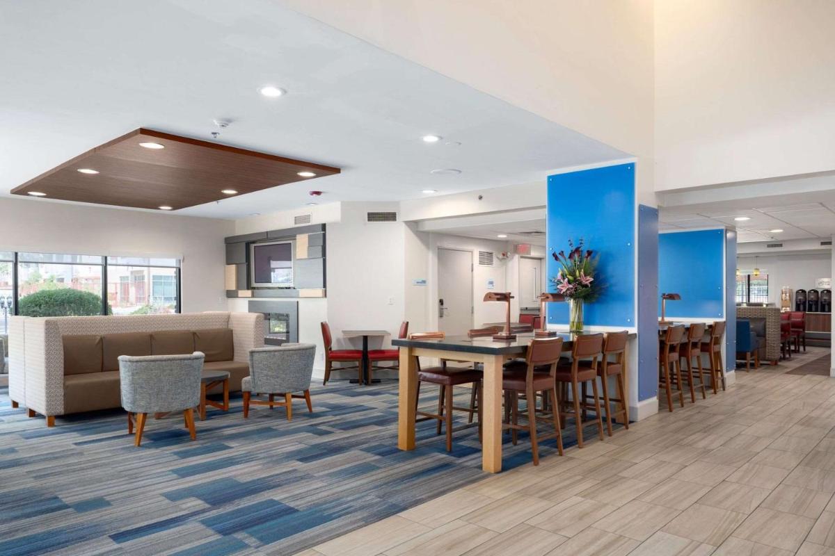 Sleep Inn & Suites Tempe ASU Campus - Housity