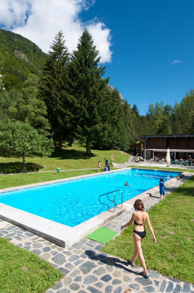 una mujer en bikini caminando por una piscina en Hotel Manantial, en Caldes de Boí