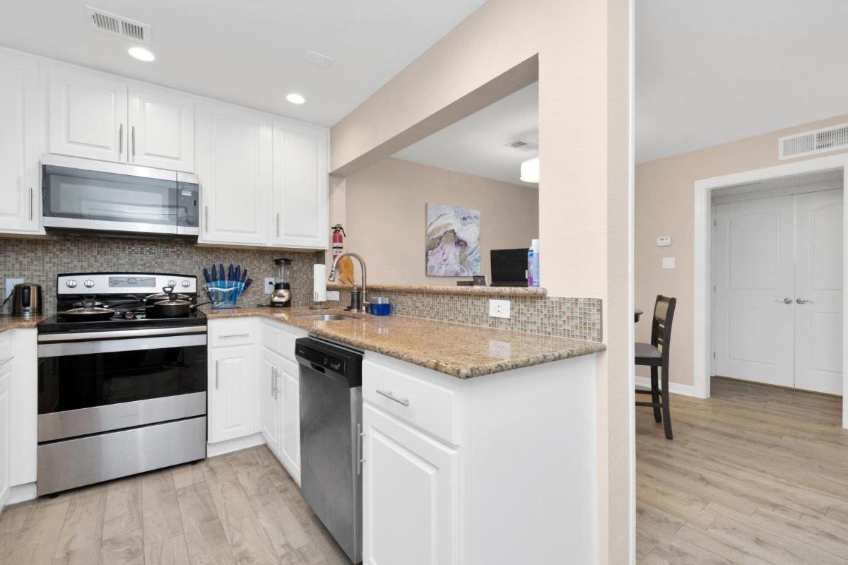 Luxury King w/Resort-style Pool, Wi-Fi & Parking - Housity