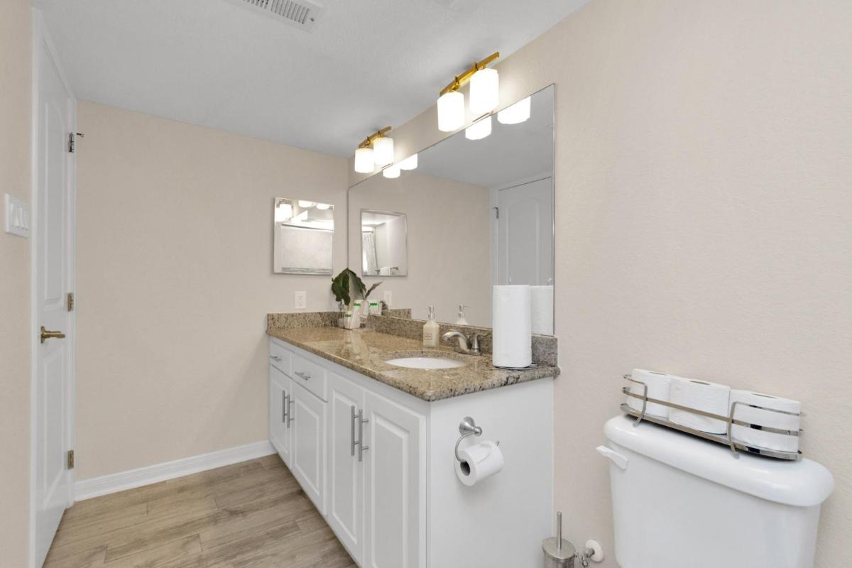 Luxury King w/Resort-style Pool, Wi-Fi & Parking - Housity