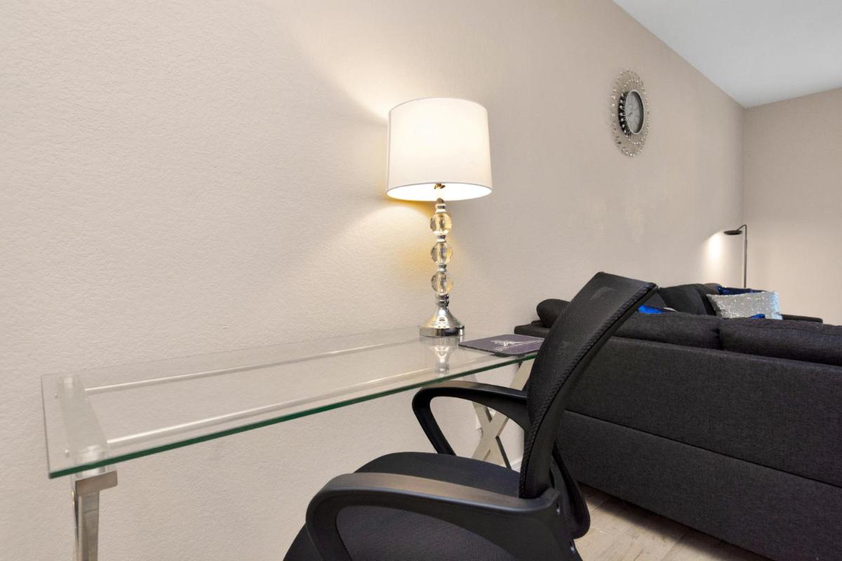 Luxury King w/Resort-style Pool, Wi-Fi & Parking - Housity