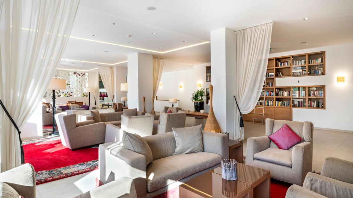 una sala de estar con sofás y sillas en Hapimag Apartments Marbella, en Marbella