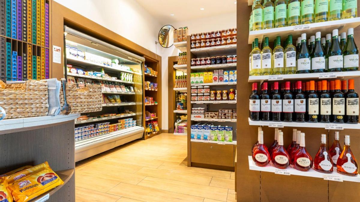 Supermercado u otro tipo de tienda en el apartahotel o alrededores