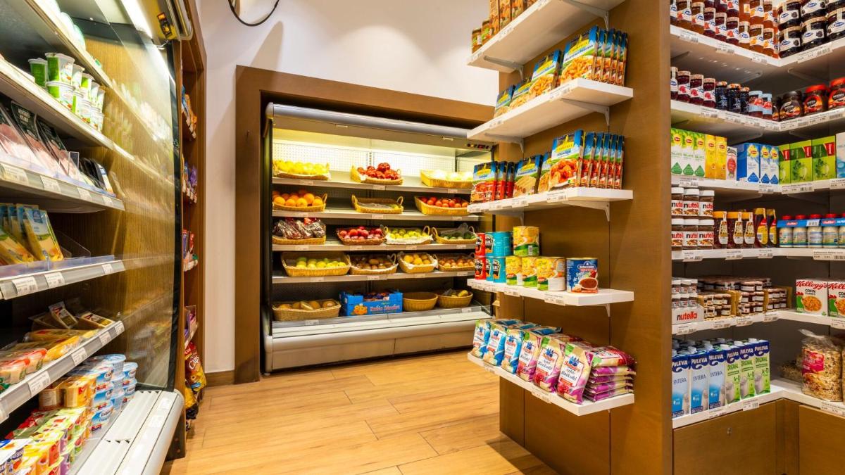 Supermercado u otro tipo de tienda en el apartahotel o alrededores