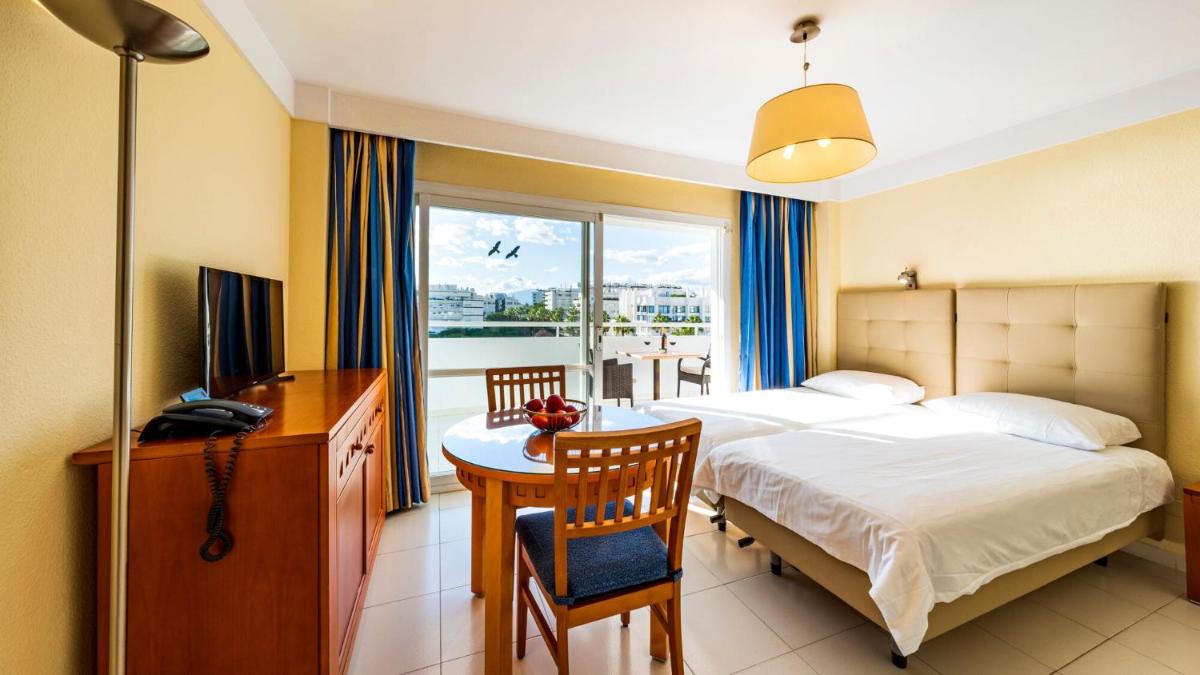 Una televisión o centro de entretenimiento en Hapimag Apartments Marbella