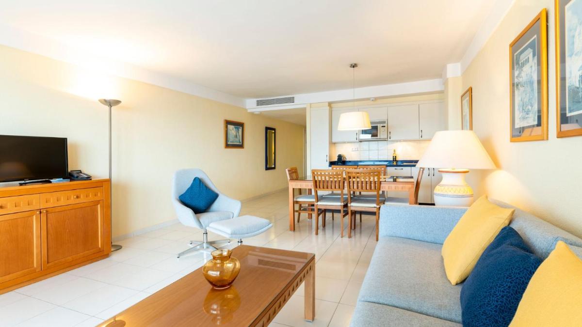 Una televisión o centro de entretenimiento en Hapimag Apartments Marbella
