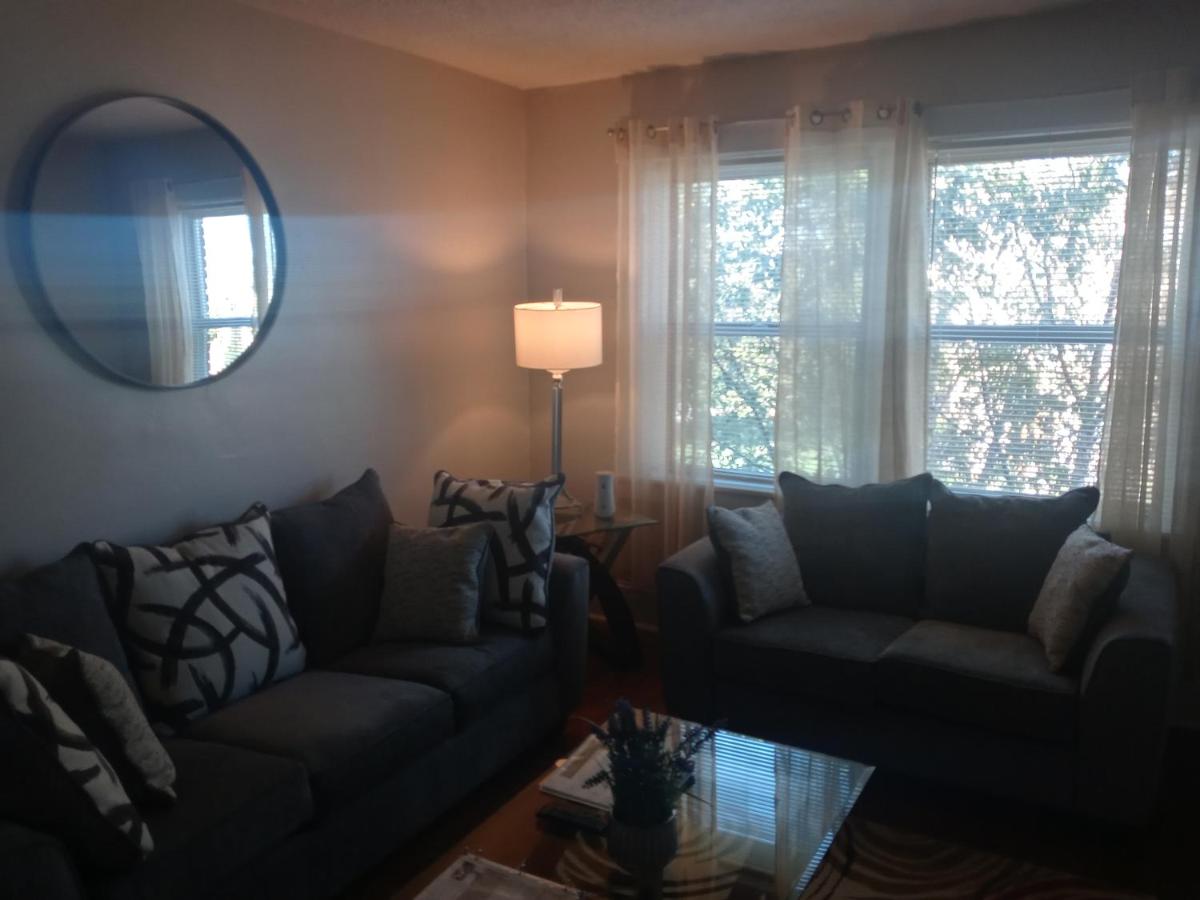 Cherry Street Vintage Apartment-Free Parking! - Housity