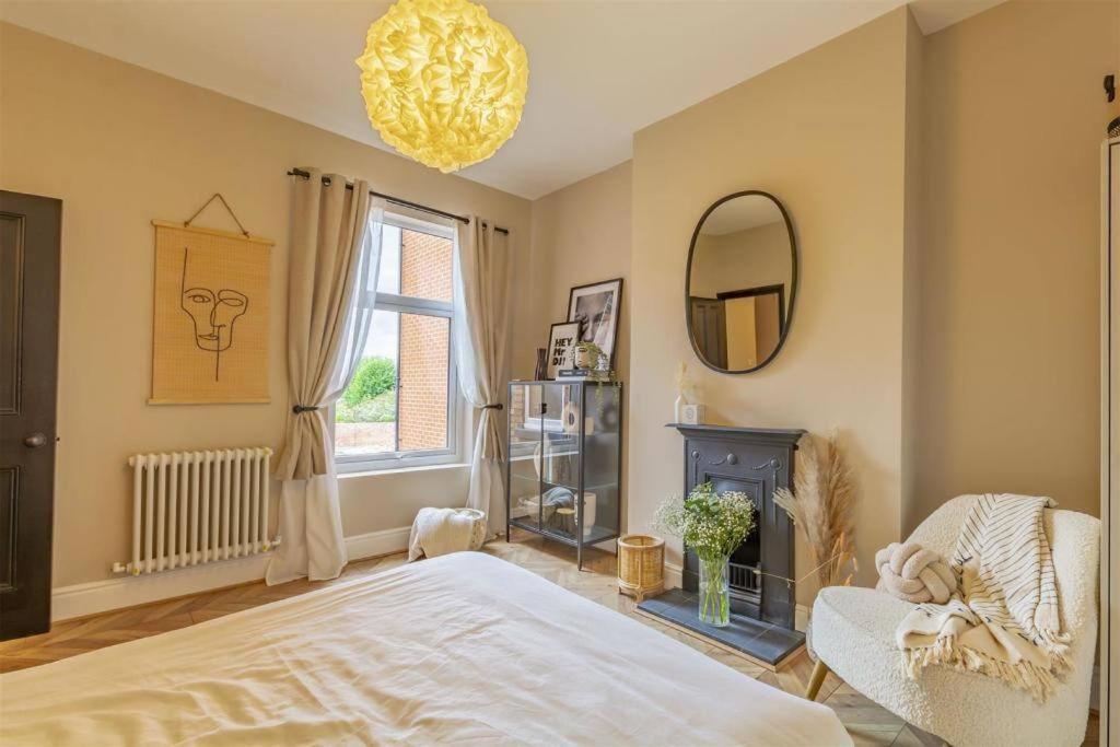 Stylish 3 Bed home Acton House - Housity