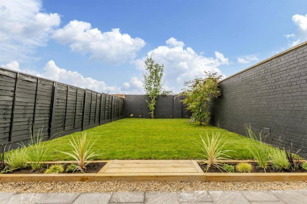 Stylish 3 Bed home Acton House - Housity