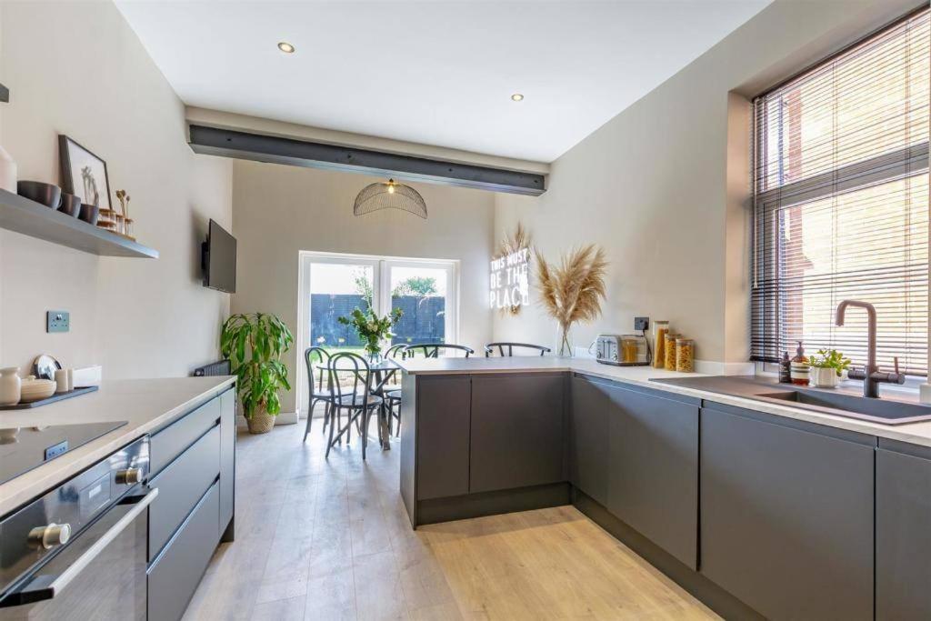 Stylish 3 Bed home Acton House - Housity
