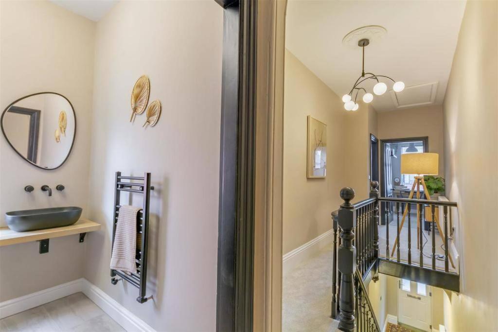 Stylish 3 Bed home Acton House - Housity