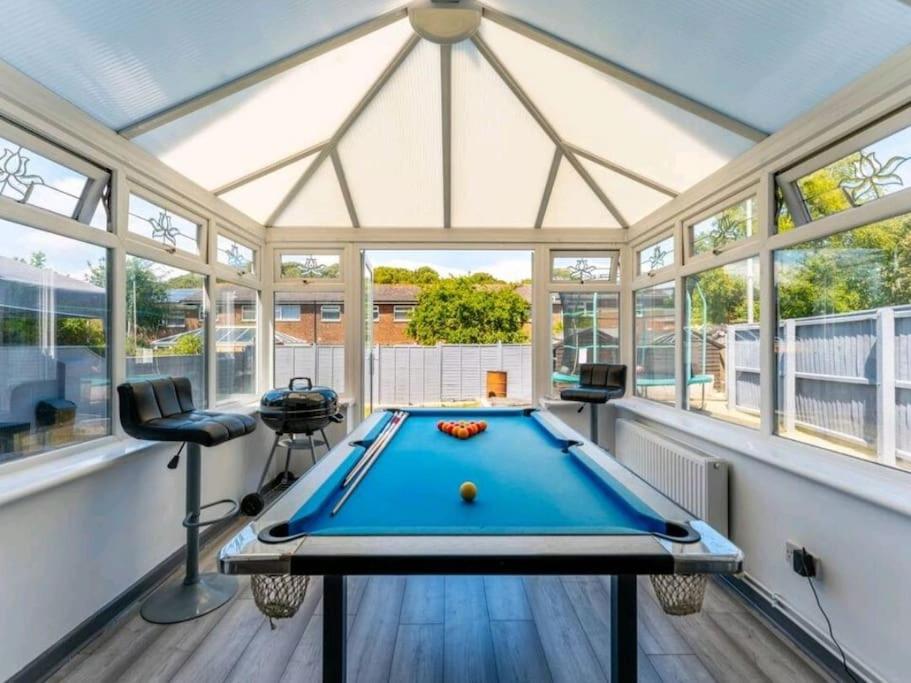 Family & Friends Zone with a vibe, games & garden - Housity