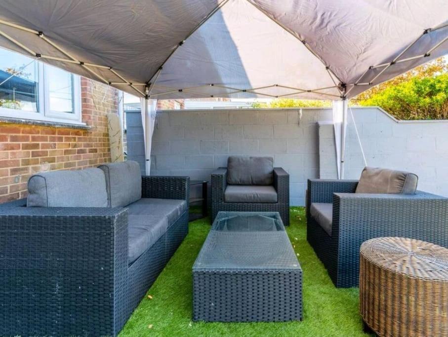 Family & Friends Zone with a vibe, games & garden - Housity