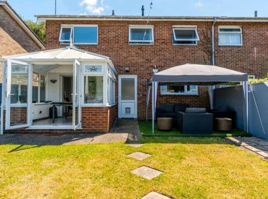 Family & Friends Zone with a vibe, games & garden - Housity