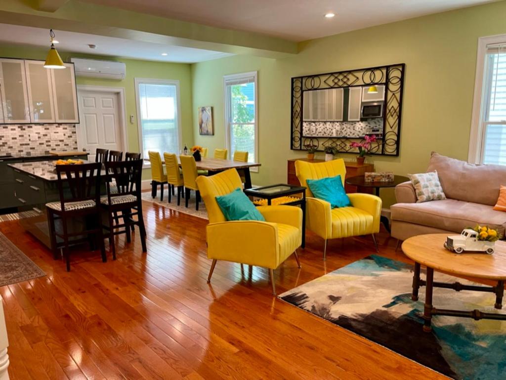 Amory Place, Central Cambridge, Walk to Harvard, MIT, Central, Subway, Book Now!! - Housity