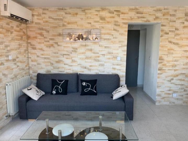 Rez de villa avec place de parking et vue mer. - Housity