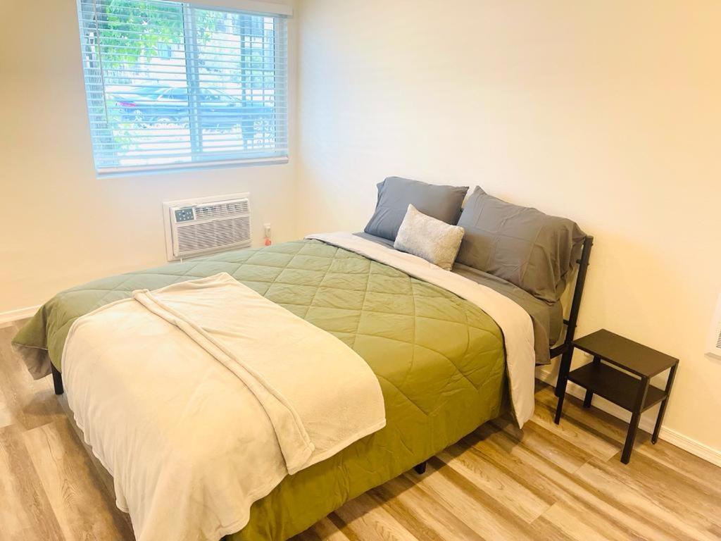 Suitetrails - Charming 2 Bedroom Apartment Near Universal Studios and NoHo West