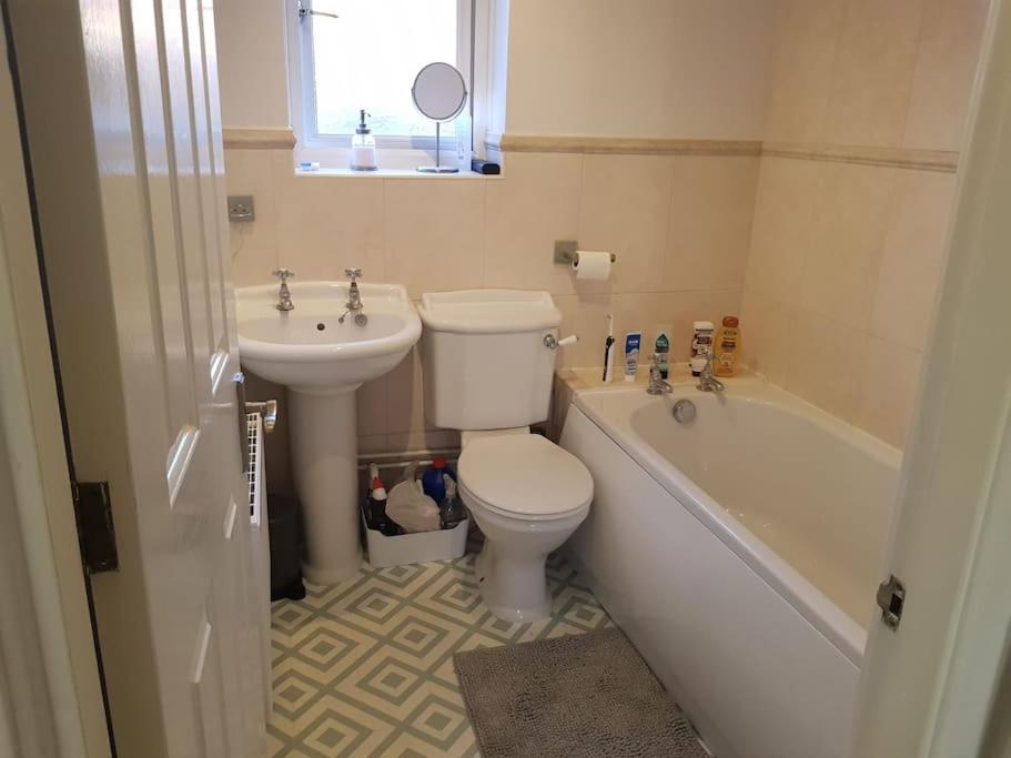 Cozy 2 bedroom house with private parking - Housity