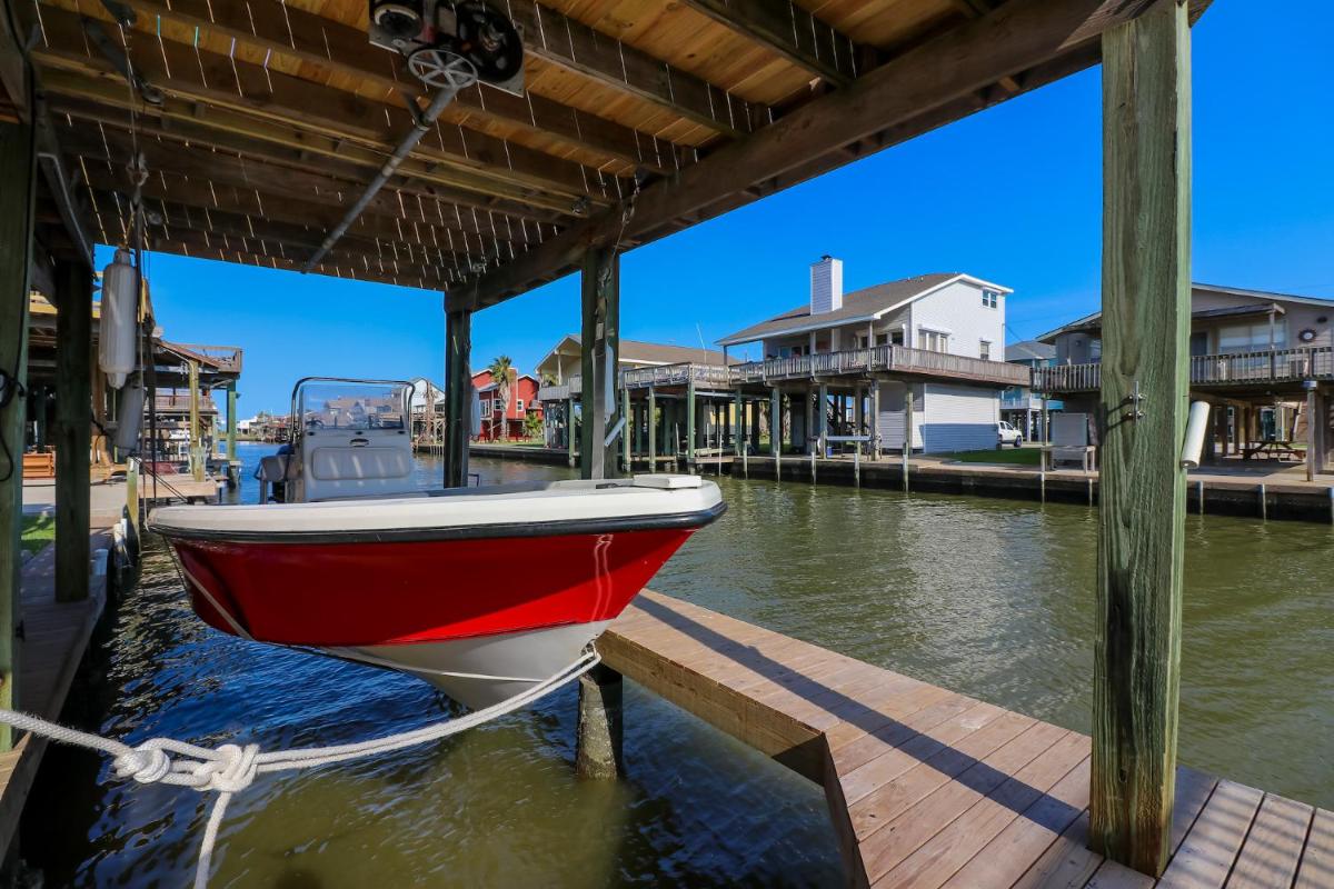 Come Stay - and Sail Away - at this Lovely Canal Home - Housity