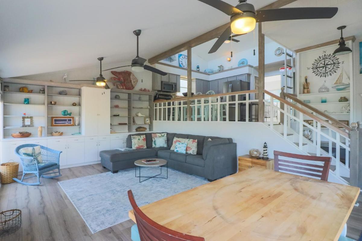 Come Stay - and Sail Away - at this Lovely Canal Home - Housity